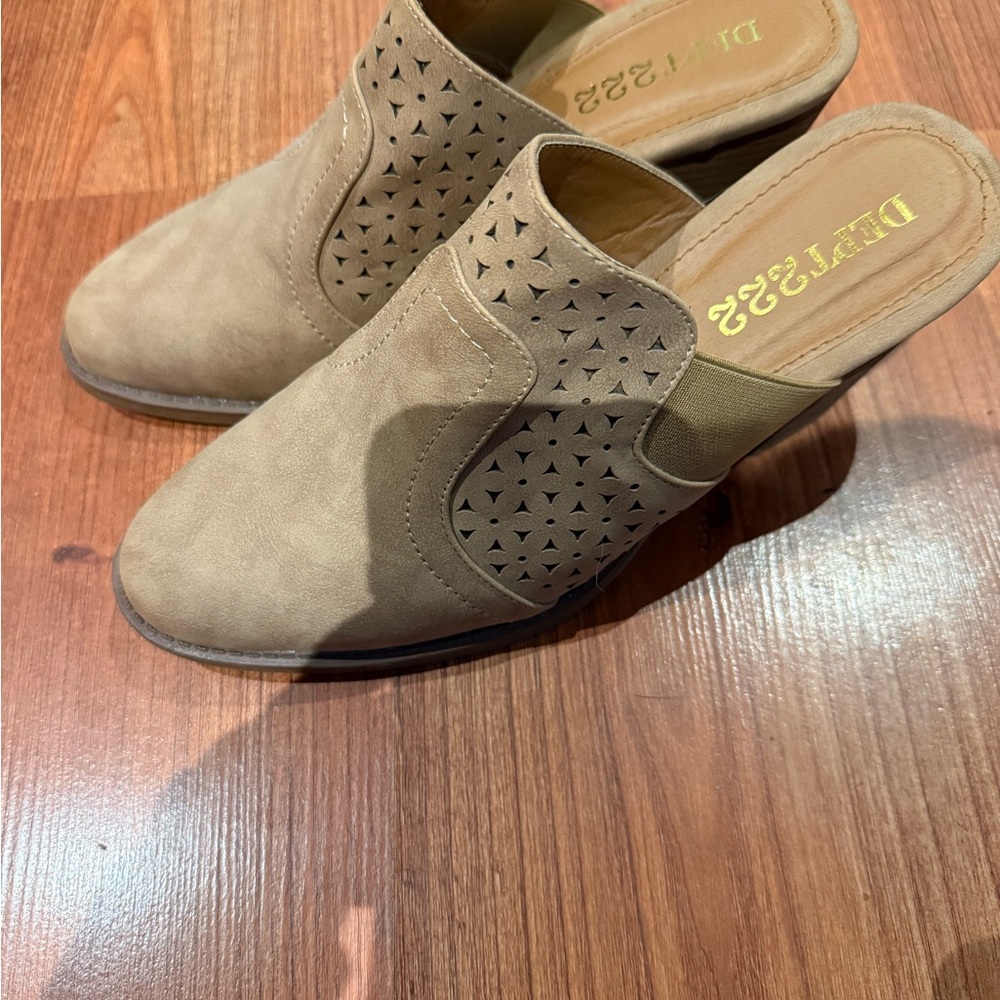 Deer Stags Women's Beige Perforated Mules